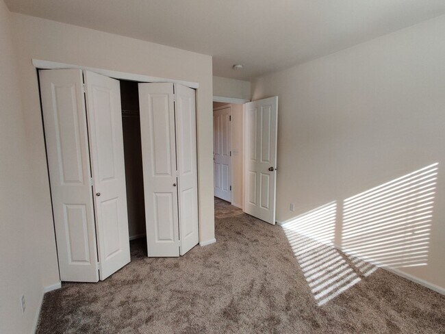 Building Photo - Townhome w/ New Paint