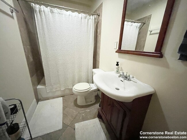 Building Photo - Five bed two bath near NEU...