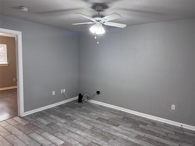 Building Photo - 901 Parmer Ave