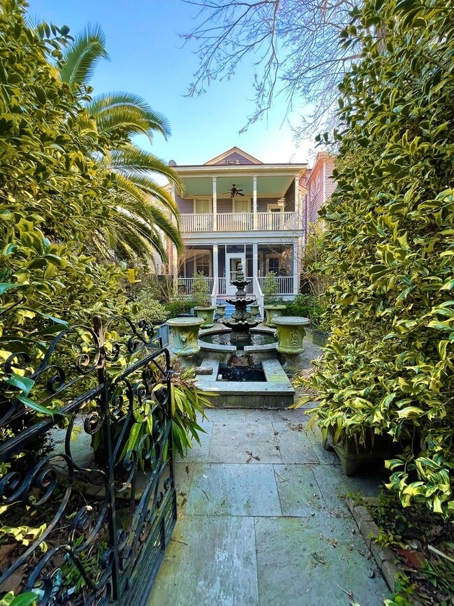 Building Photo - Available for lease May-September 2026. Stunning Fully-Furnished 3 BR/2.5 BA Available in the Hea...