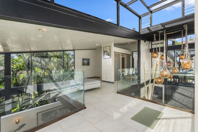 Building Photo - Tantalus Glass House: Modern Luxury with S...