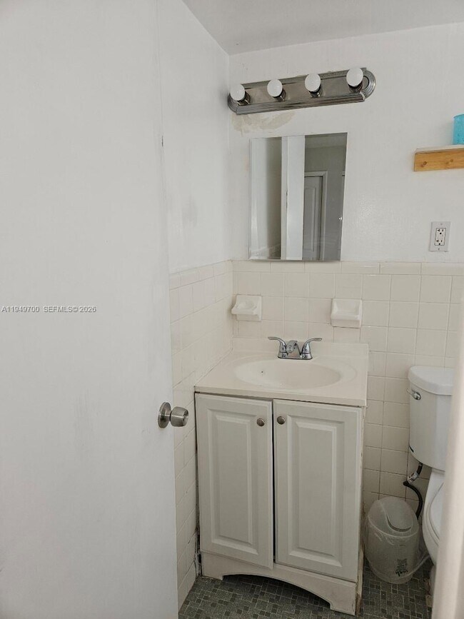 Building Photo - 4590 SW 67th Ave