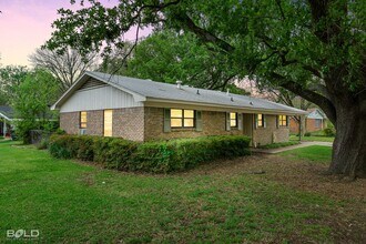 Building Photo - Check Out this 3 bed 2 bath!!