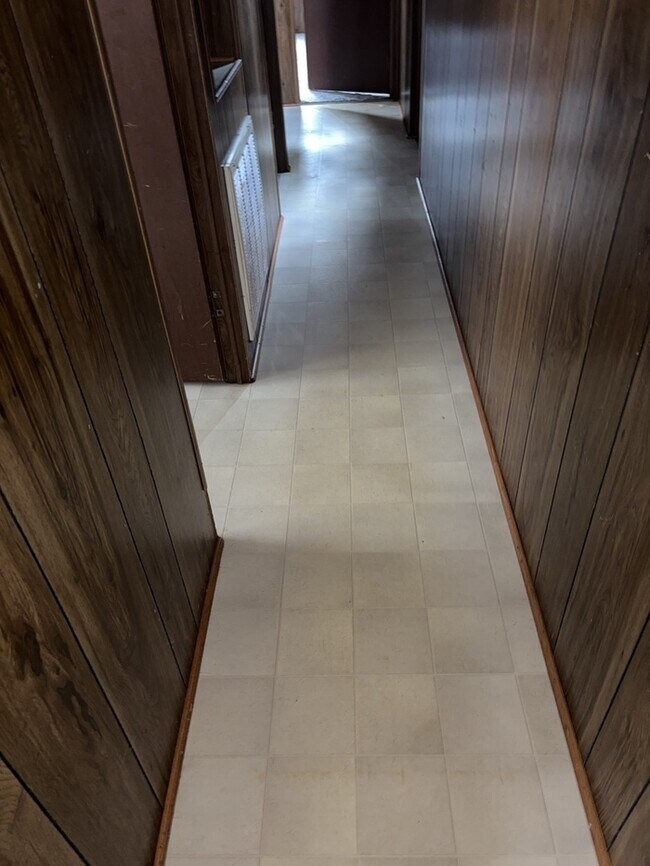 Building Photo - 2 Bedroom 1 Bathroom