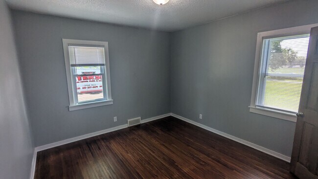 Building Photo - Updated acreage  3 bedroom, 1 bath in Waterloo