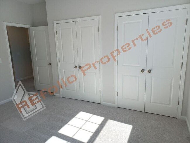 Building Photo - Gorgeous 4 Bedroom House with 1st Floor Pr...
