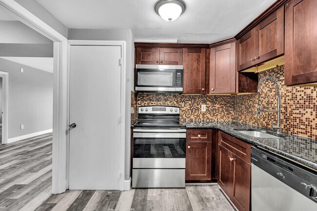 Building Photo - 4158 Inverrary Dr