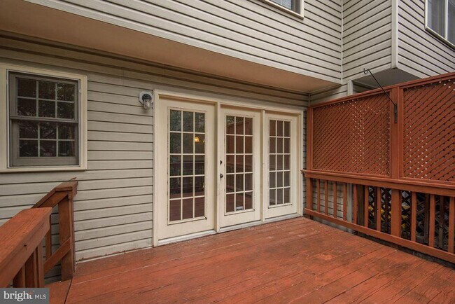 Building Photo - 1264 Quaker Hill Dr