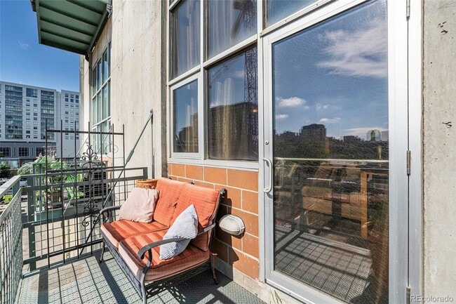 Building Photo - Beautiful One Bedroom Loft in Golden Triangle.