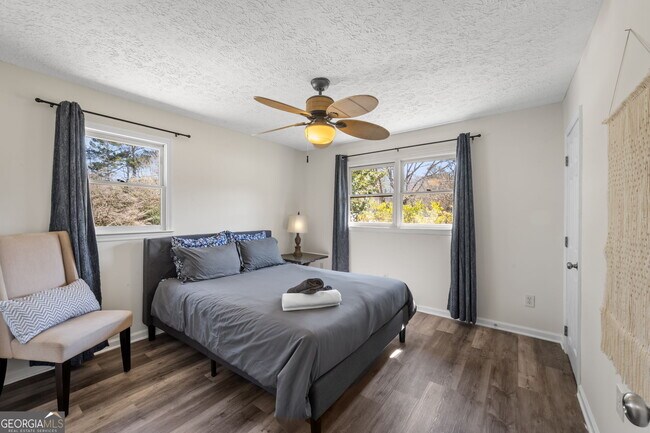 Building Photo - 1954 Woodbine Terrace NE