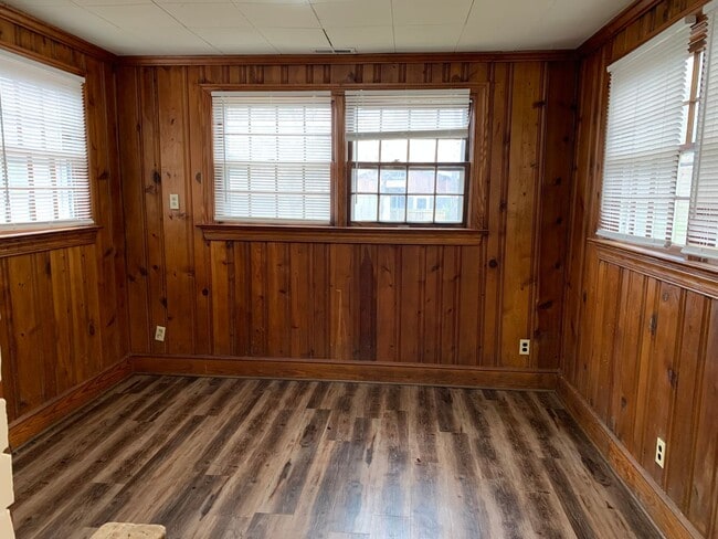 Building Photo - Charming 2 BR, 1 BA House AVAILABLE NOW