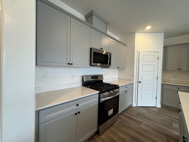 Building Photo - 997 Pioneer Dr W