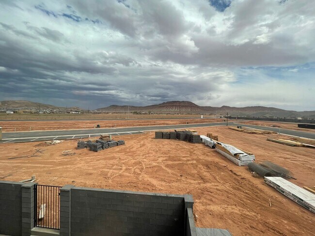 Building Photo - END UNIT Mustang Valley Townhome!!