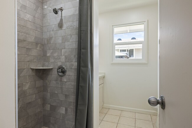 Building Photo - Newly Renovated 3 Bedroom Kailua Home!