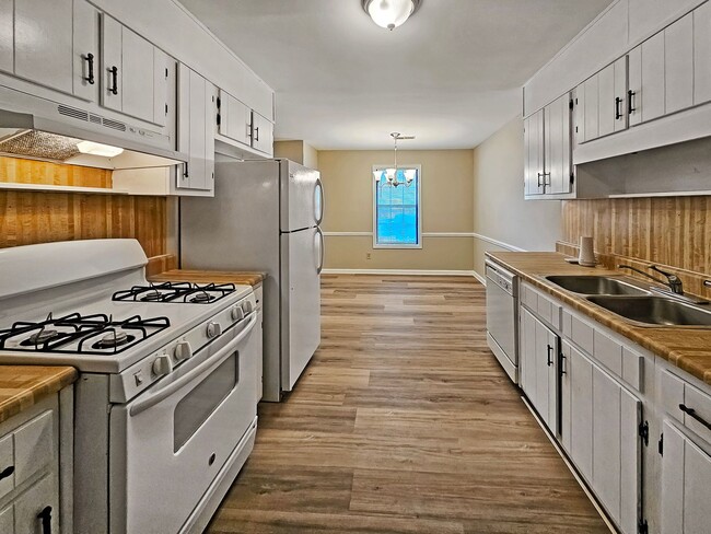 Building Photo - Recently Updated 2/2.5 Flat in Duplex Building