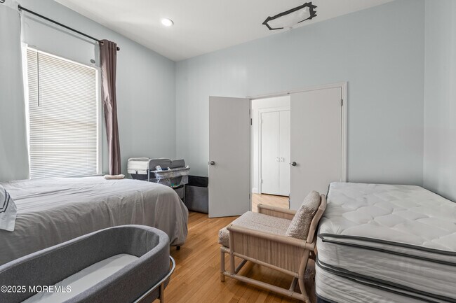 Building Photo - 460 Runyan Ave