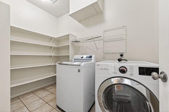 Building Photo - 6710 Creek Village Dr