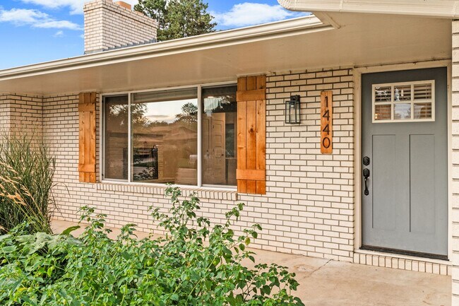 Building Photo - Charming and Renovated 4 Bedroom 2 Bathroo...