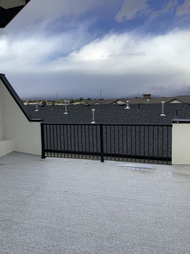 Building Photo - Townhome with Rooftop Balcony in Prime American Fork Location