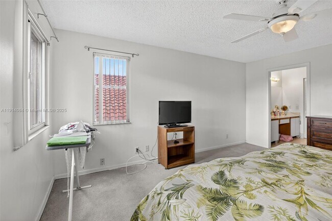 Building Photo - 9481 Oak Grove Cir