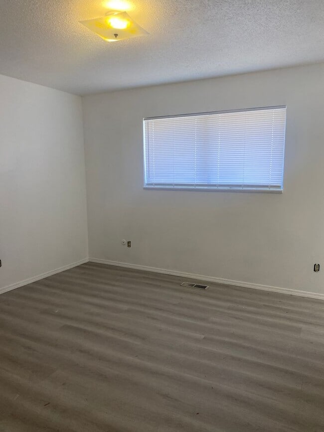Building Photo - Beautiful remodeled home in northeast heig...