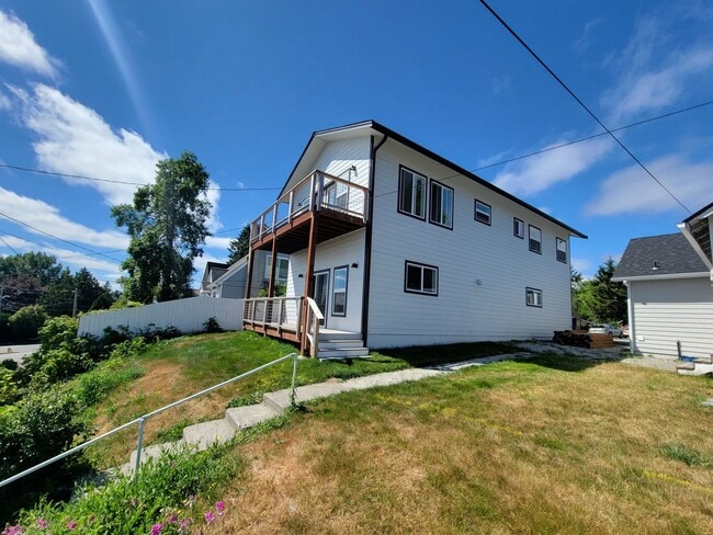 Building Photo - Remodeled, bright and spacious 3 bed close to ferries and base