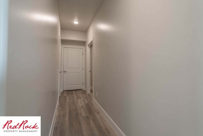 Building Photo - Beautiful Townhome in Hurricane Heights!