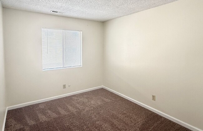 Building Photo - 2 Bedrooms 1.5 Bathrooms in Northwest Reno