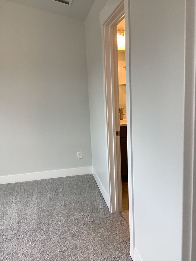 Building Photo - $500 OFF FIRST MONTH"S RENT -New Construct...