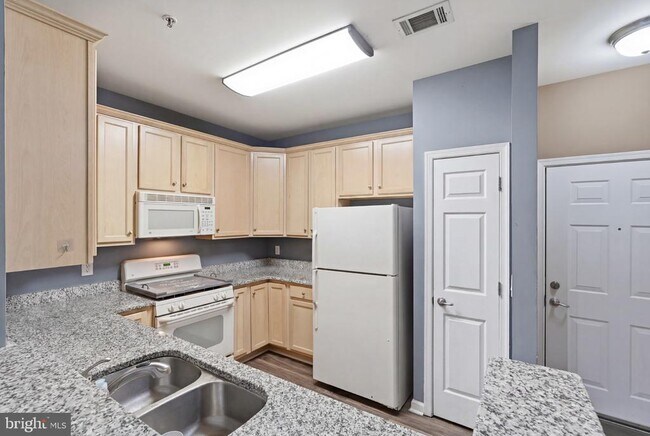 Building Photo - 3850 Lightfoot St
