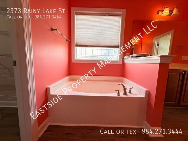 Building Photo - 2373 Rainy Lake St