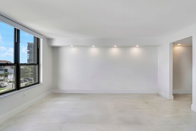 Building Photo - Beautiful 3 Bedroom 3 Bath Condo On North ...