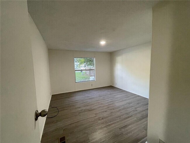 Building Photo - 111 Plott Dr