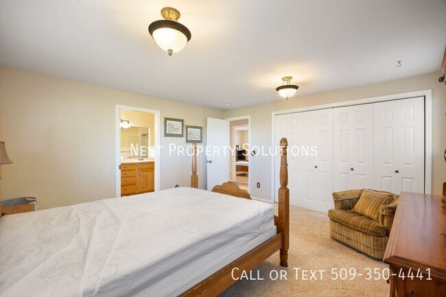 Building Photo - 1227 Fairway Dr NE