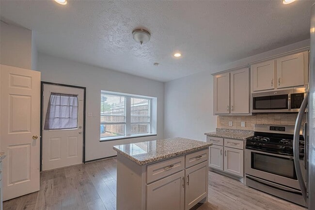 Building Photo - 1439 El Camino Village Dr