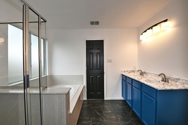 Building Photo - 5 bed | 3 bath | Corner lot | Fully remode...