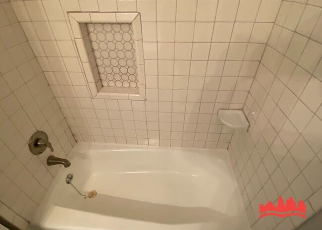 Building Photo - 5082 Chantilly Dr