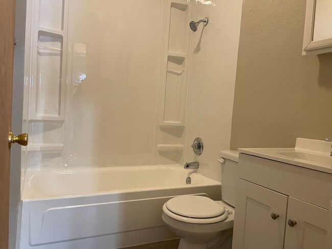 Building Photo - Cute 2 Bedroom 1 Bath