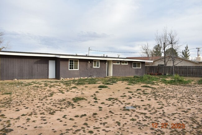 Building Photo - Modern Living in California City