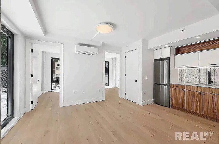 Building Photo - 60 W 125th St