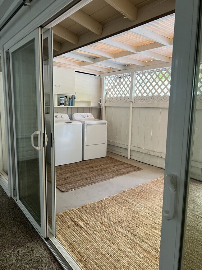 Building Photo - Large and bright condo in the Grossmont Vi...