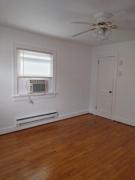 Bedroom - 3837 Beach Ave
