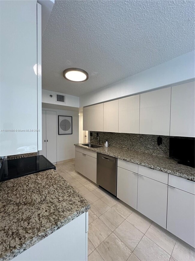 Building Photo - 3600 Mystic Pointe Dr