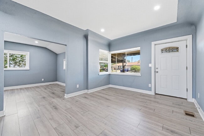 Building Photo - $2,820.95 with $300 off the first month's rent, 4 Beds - 2 Bath, Single Family Home in Denver wit...