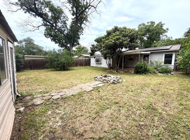 Building Photo - Beautifully Updated Home in Amazing Alamo Heights Area!