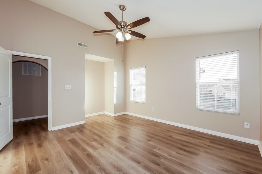 Building Photo - 15559 Old Pond Cir