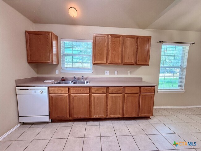 Building Photo - 1035 Helen Dr