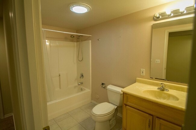 Building Photo - Beautiful Maple Leaf Home