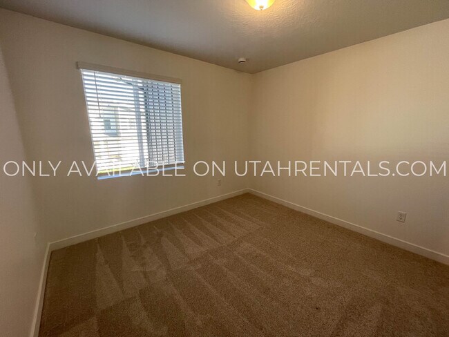 Building Photo - 1605 W Charmer Ln