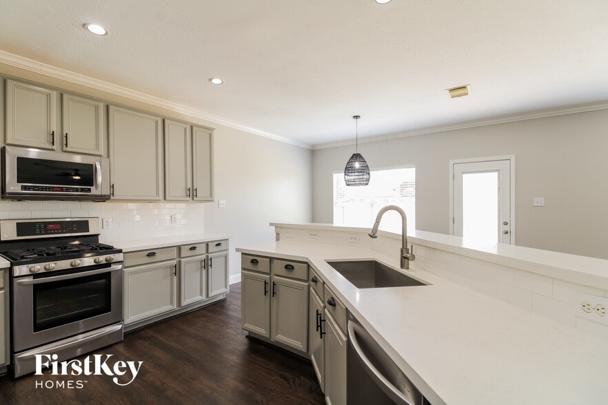 Building Photo - 1607 Pebble Brk